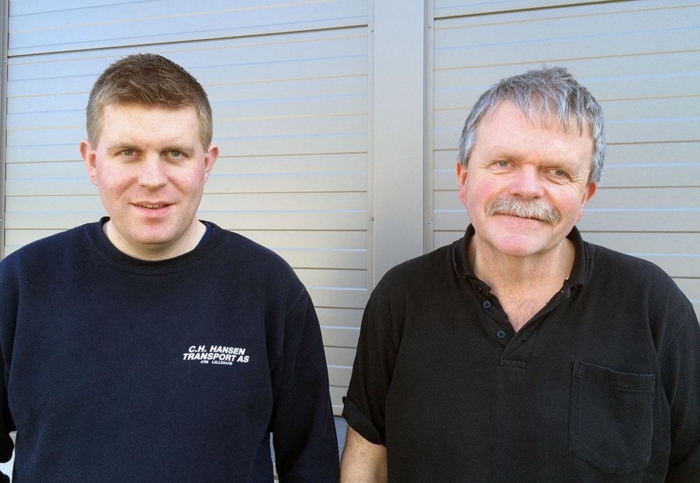 Christian Høybakk Hansen og faren Kai Roald går tøffe tider i møte hvis bompengerabattordningen fortsetter som nå. Foto: Reidar Retterholt