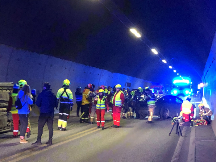 Det er ofte hektisk og mange involverte ved en beredskapsøvelse i tunnel. (Illustrasjonsfoto: Statens vegvesen / Hanne Louise Løver Thon)