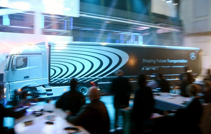 Her ankommer lastebilene etter en imponerende demonstrasjon på Autobahn. Foto: Jan Harry Svendsen