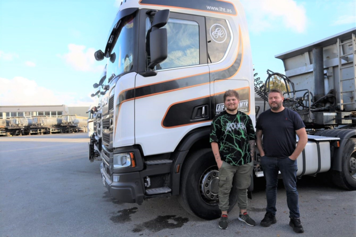 TRIVES: Emil trive s godt som lærling hos Leif Hodnemyr Transport. Her står han sammen med Tore Hodnemyr (til høyre), som er transportleder i lærlingbedriften.