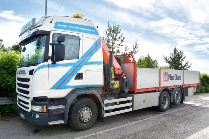 Jan Holt frakter dører og vinduer for Nor-Dan. Foto: Stein Inge Stølen