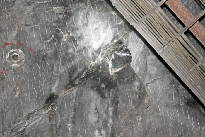 RASFARE: Inspeksjonen viser at det er sår like ved en kabelbru. Det indikerer at stein har falt ned i kjørebanen. Foto: Statens vegvesen