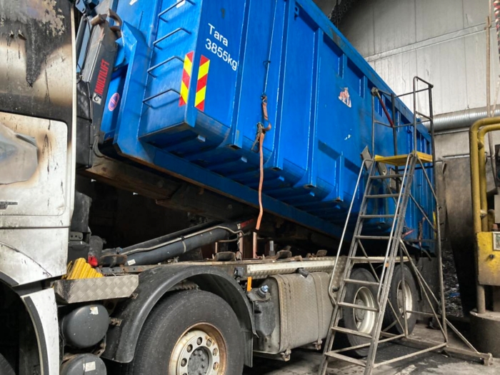 BLE KASTET AV: På denne gardintrappa sto Jan Inge da det smalt. Han ble kastet av gardintrappa og brakk både ankel og hæl i fallet. I tillegg fikk han store brannskader. Foto: Privat