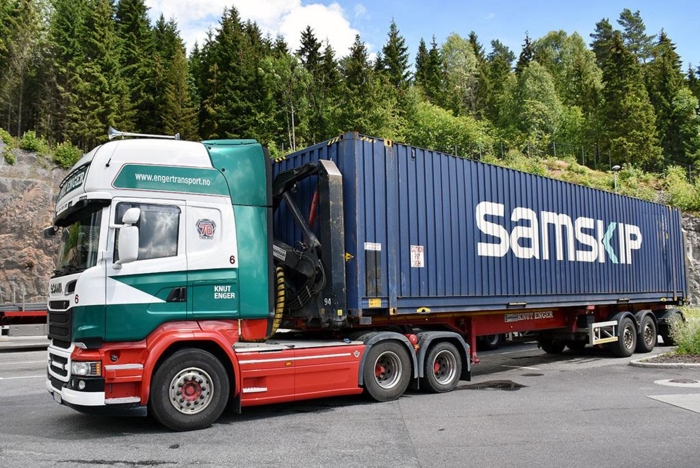 Harald kjører for Knut Enger AS og bruker en 2015 Scania R580 med Euro VI-teknologi. Foto: Stein Inge Stølen