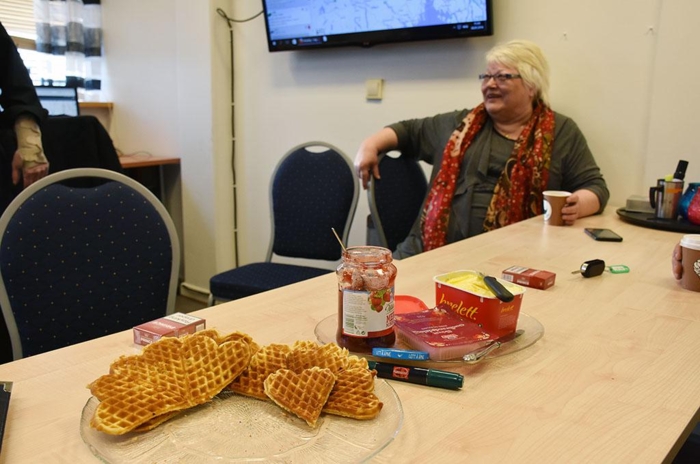 May-Eli gjør langt mer enn å steke vafler. Hun tar seg av regnskap og holder gutta i øra til enhver tid. Foto: Stein Inge Stølen