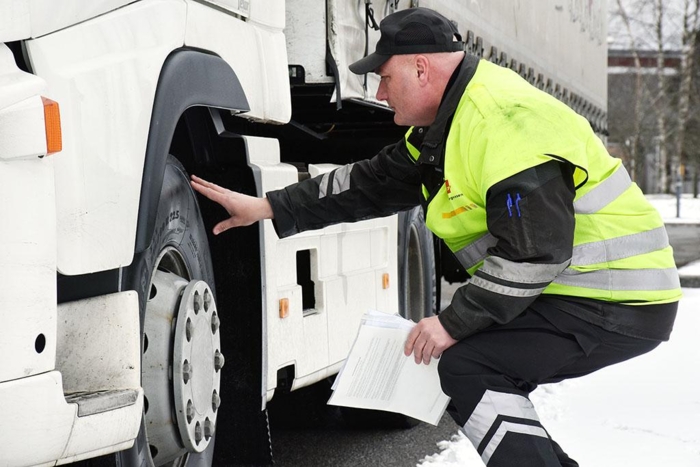 På dette polske vogntoget fant Rogneby ingen feil. Den føres opp i statistikkene som et kontrollert kjøretøy uten mangler. Samtidig har flere norske lastebiler blitt vinket forbi uten å bli ført opp noe sted. Foto: Stein Inge Stølen