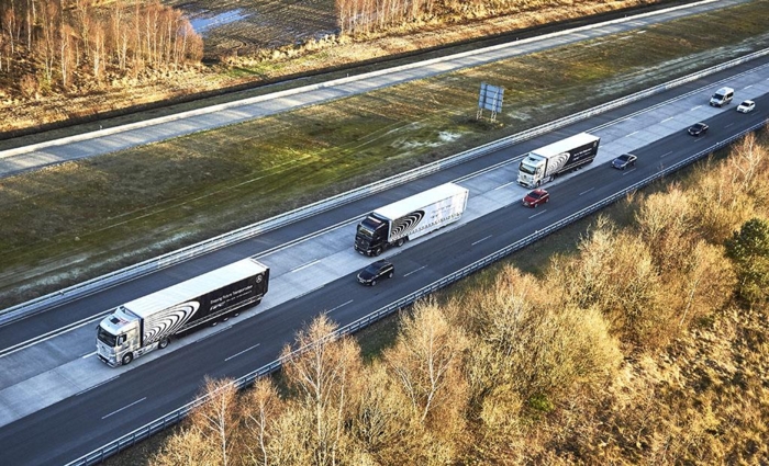 Platooning vil bli mer og mer tilrettelagt. Foto: Mercedes-Benz