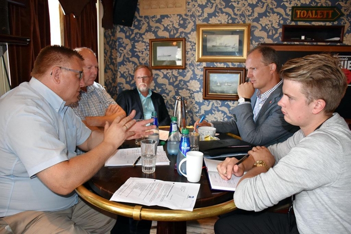 Administrerende direktør i NLF, Geir A. Mo, vil stille større krav til transportkjøperen. Her i samtale med samferdselsminister Ketil Solvik-Olsen. Foto: Stein Inge Stølen