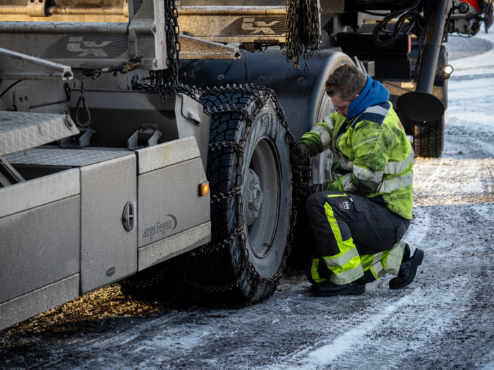 KJETTINGPÅLEGGING: Aleksander sjekker at kjettingene sitter skikkelig på. Foto: Jan Egil Sandstad