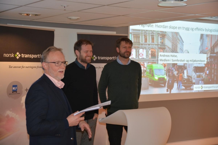 NLFs Jan-Terje Mentzoni styrte møtet med stødig hånd. Her holder han styr på møtets politiske alibi. Fra venstre: Andreas Halse (Ap) og Eirik Lae Solberg (H).