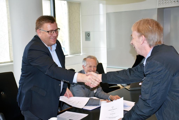 Administrerende direktør Geir A. Mo i NLF og forbundsleder Svein Furøy i YTF overrekker sine tariffkrav i Næringslivets Hus i Oslo tidligere i år. Foto: Stein Inge Stølen