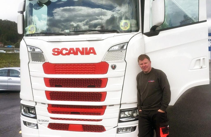 Magnus har kjørt lastebil i 18 år og frakter matvarer fra Coops lager i Trondheim og sørover til Møre og Romsdal og deler av Nordfjord. Foto: Dagrunn Krakeli