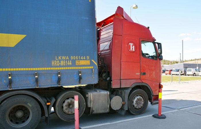 Den høyrestyrte bulgarsk-registrerte trekkvogna bar preg av å ha vært på vegen i over 15 år. Foto: Stein Inge Stølen