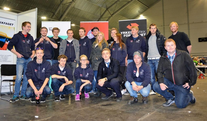 Her er samtlige 21 yrkessjåførlærlinger som har deltatt i YrkesNM. Foto: SOTIN