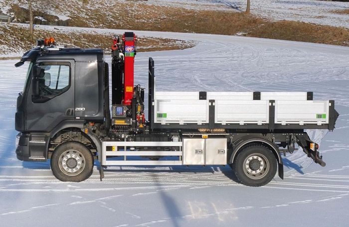 PLAN: Med plan og kran er dette en typisk utstyrt bil for elverk og for entreprenører som trenger en lettkjørt bil med god fremkommelighet. Foto: Jan Harry Svendsen