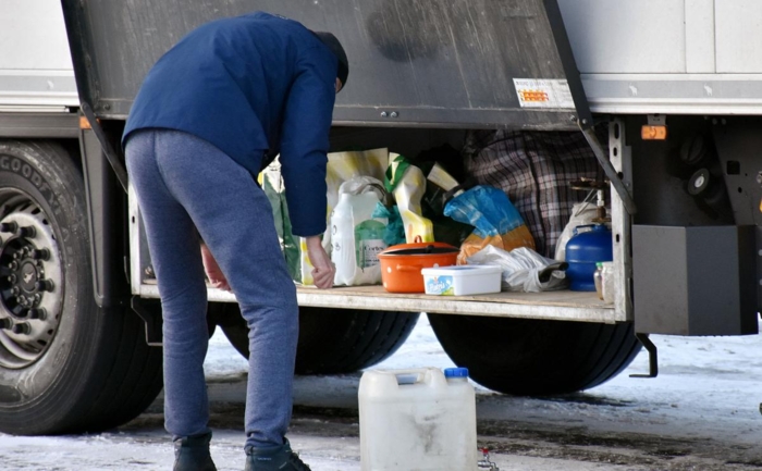 Kommunikasjonssjef Kristian Kaas Mortensen hevder at hvileløsningene de tilbyr sjåførene sine er en del av konkurransemodellen. Her drar en Girteka-sjåfør frem kokeutstyr for å lage mat under sin hviletid på Fugleåsen døgnhvileplass. Foto: Stein Inge Stølen