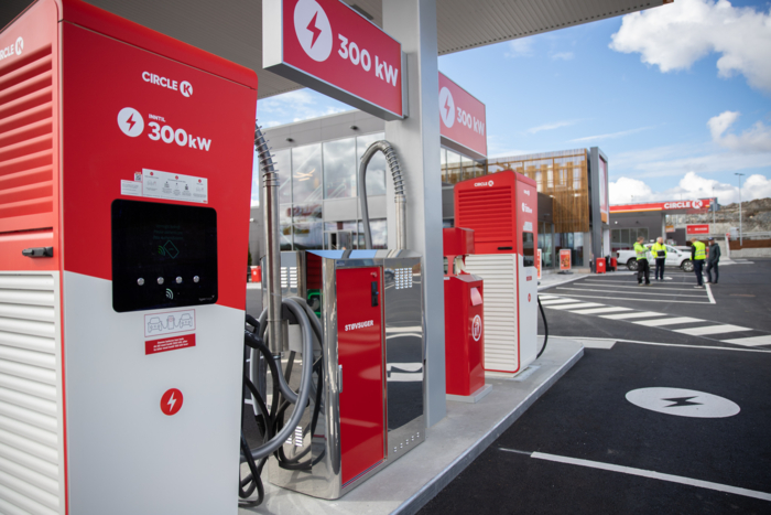 300 KW: Circle K har etablert mange ladestasjoner for personbiler. Foto: Circle K