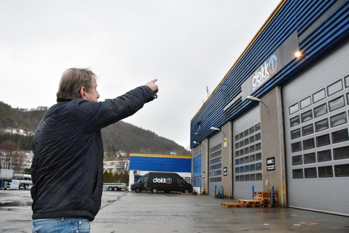 Investering i trygghet: Willy Padøy viser frem det nye kamerasystemet. Alt og alle som beveger seg på området, vil bli foreviget. Foto: Stein Inge Stølen