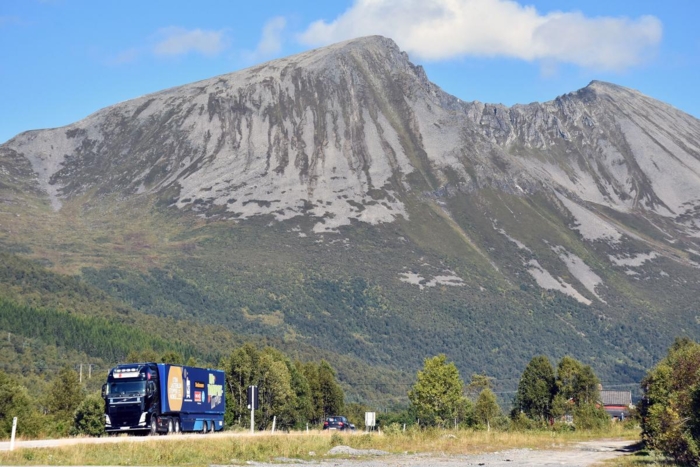 NLF-traileren er godt synlig i terrenget, selv i "transportmodus". Her fra E136 over Ørskogfjellet. Foto: Stein Inge Stølen