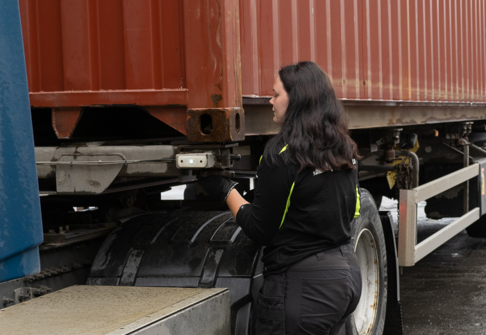 GODT VALG: Allerede i første klasse på videregående bestemte Emma Wennersten seg for å bli yrkessjåfør. Det har hun ikke angret på. Foto: Jan Egil Sandstad
