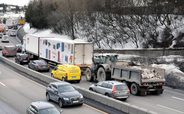 Gjelder også traktorer: Mange traktorer benyttes til transport på offentlig veg. Fra februar 2019 vil også disse være underlagt krav om EU-godkjenning. Foto: Stein Inge Stølen