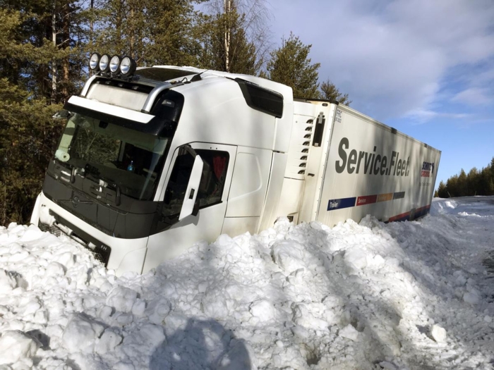 Til tross for et høyt sikkerhetsfokus var heller ikke Dan helt fri for uhell. I dette tilfellet måtte han legge bilen i en snøfonn for å unngå frontkollisjon med en personbil på såpeglatte svenske vinterveger. Både bil, sjåfør og last kom heldigvis uskadd fra hendelsen. Foto: Dan Nordberg