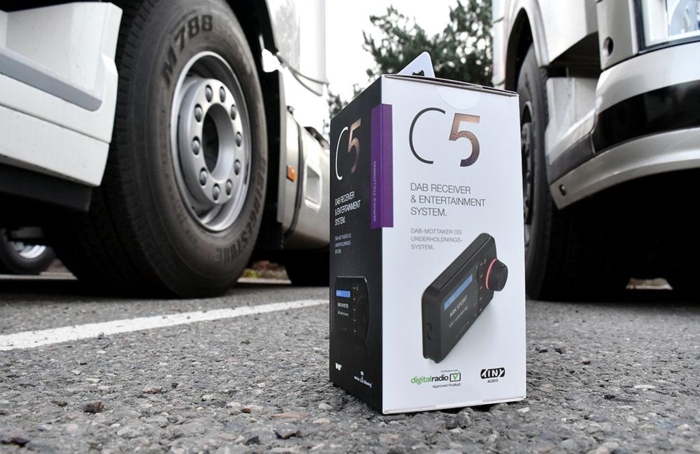 Med denne adapteren får du DAB-signal i lastebilens eksisterende FM-anlegg. Foto: Stein Inge Stølen