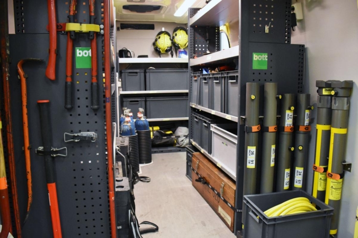 Molde brannvesen har utstyrt en Mercedes Sprinter med spesialutstyr for redningsoppdrag med tunge løft. Foto: Stein Inge Stølen