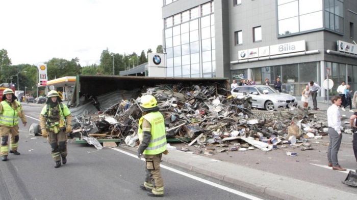 Ulykken på E18 Maritim er et godt eksempel på hva som kan skje når containeren ikke er tilstrekkelig sikret. Foto: Politiet