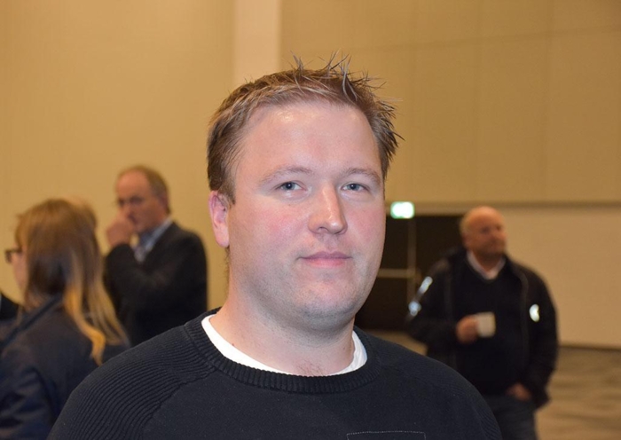 Lastebileier Ola Inge Svinsås har fire biler som går for Tine. Tre av disse er allerede Euro VI, den siste byttes straks ut. Foto: Stein Inge Stølen