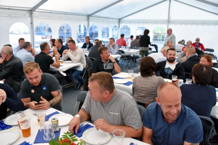 Sjåførene er den viktigste ressursen - under Truckers Night kunne en glemme kø og trafikk og kose seg med gode kollegaer. Foto: Stein Inge Stølen