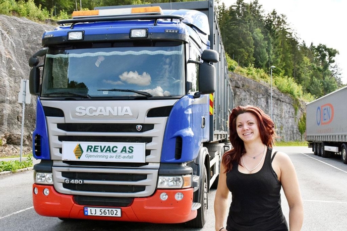 Jannike kjører gjenvinningsmateriale fra sørlandet og opp til Gudbrandsdalen og stortrives bak rattet på de aller største lastebilene. Foto: Stein Inge Stølen