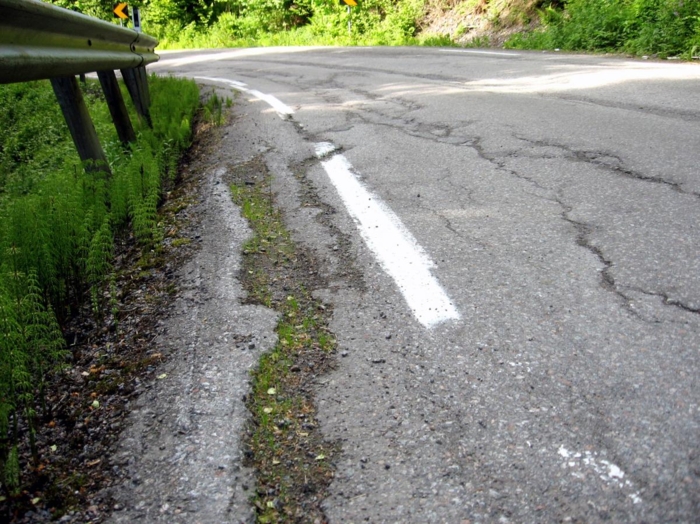 Vedlikehold, utbygging og vinterdrift av vegene våre er også blant toppkandidatene av politisk viktige saker for NLF-bedriftene. Foto: Tore Bendiksen