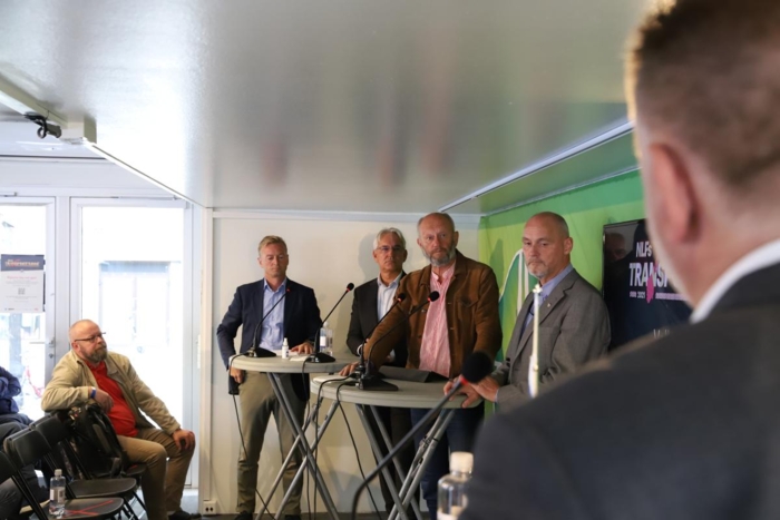 F.v. Helge Orten, Per-Jørgen Melnes, Stein Lier-Hansen og Dag-Einar Sivertsen i panelsamtale ledet av Geir A. Mo. Foto: André Kjernsli