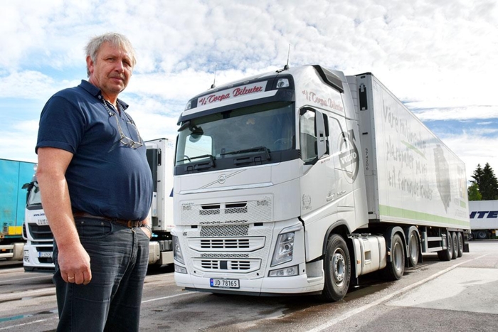Geir er kritisk til at lønnsnivået ligger så lavt, selv hos sjåfører med erfaring fra en halv mannsalder bak rattet. Foto: Stein Inge Stølen