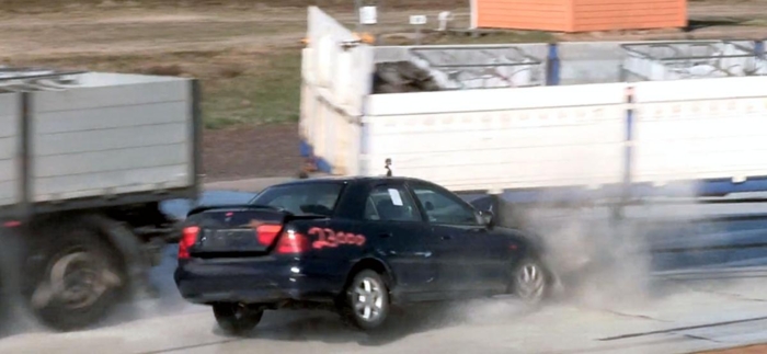 En tilhenger som sklir ut kan få katastrofale konsekvenser for møtende bilister. Foto: Skjermdump