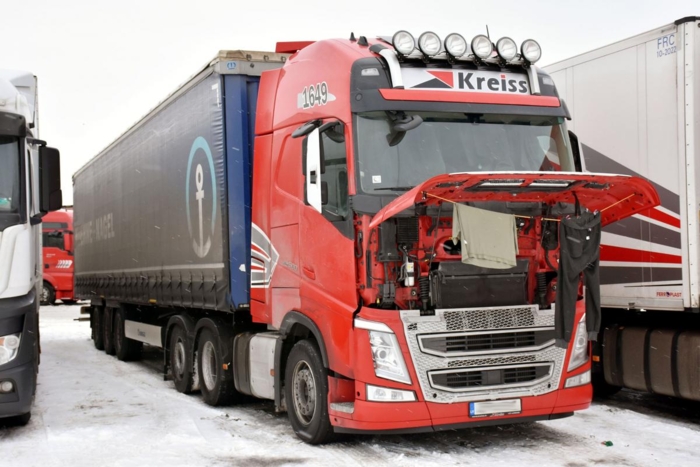 Arbeidstilsynet har flere pågående saker mot det latviske transportselskapet Kreiss. I tillegg har Statens vegvesen anmeldt sjåfører som bor i lastebilene i månedsvis. Foto: Stein Inge Stølen