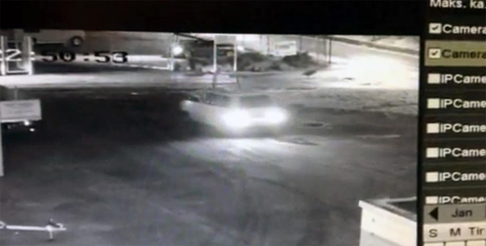 Her forsvinner dieseltyvene fra Padøys tomt, etter å nesten ha kjørt ned en av Willys ansatte. Foto: Overvåkningskamera / Privat