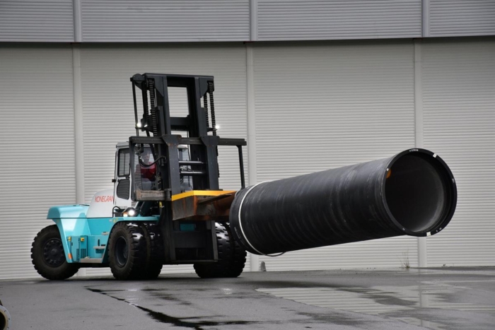 I dag er det frakt og lagring av rør brukt i vannkraftverk som dominerer hverdagen inne på bedriftsområdet hos Einar Valde AS. Foto: Stein Inge Stølen