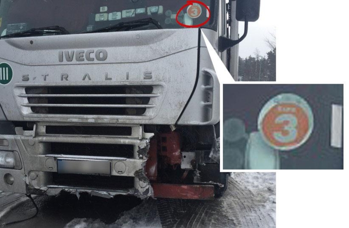Ved den forulykkede biltraileren kan en tydelig se Euro III-merket. Det betyr at lastebilen har 10 ganger høyere utslipp enn dagens lastebiler. Foto: Lars H. Pedersen / NRK