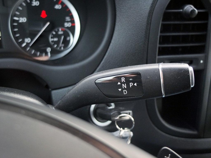 ENKEL: Automatgir er standard på Vito med den største motoren. Betjeningen kjenner vi igjen fra personbilene til Mercedes-Benz – og fra Tesla Model S. Foto: Jan Harry Svendsen