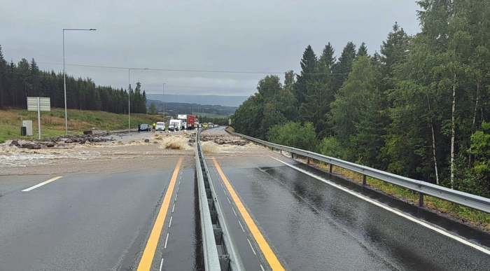 FLOM OG KØ: Stengte veier førte til kø og forsinkelser i varetransporten. Foto: Statens vegvesen