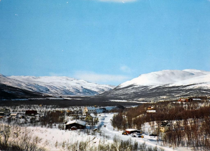 Dette bildet er tatt i 1966. Her kan Holmgrens tofargede Volvo 485 skimtes ved den røde garasjen. Dette var året NLF Finnmark ble opprettet, etter initiativ fra blant andre Jan Petter Holmgren. Foto: Privat