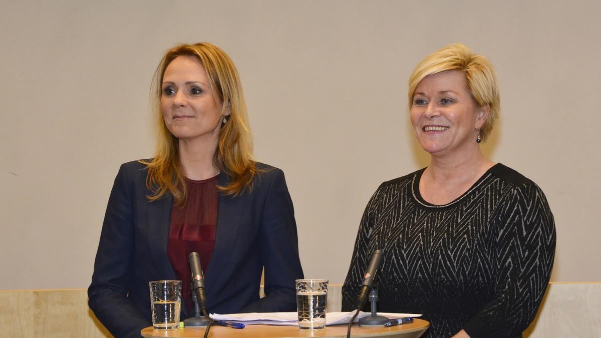 
Statsr&aring;d Linda Hofstad Helleland svarer p&aring; NLF-medlemmenes DAB-kritikk i Stortinget. Her sammen med finansminister Siv Jensen. Foto: Wenche Nybo / Kulturdepartementet
