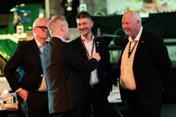 Administrerende direktør Knut Gravråk og leder Tore Velten i samtale med samferdselsministeren. Foto: Jan Egil Sandstad