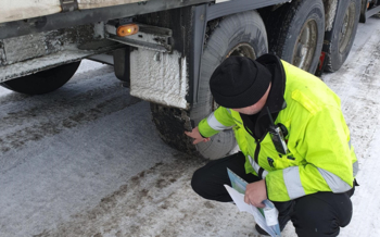 STOR KONTROLL: Statens vegvesen kontrollerer dekk og kjetting. Foto: SVV