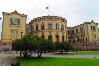 Stortinget og Eidsvolls plass blir arena for NLFs medlemmer politikerne skal få vite at flere utsettelser tolereres ikke. Foto: Stortinget/Dan